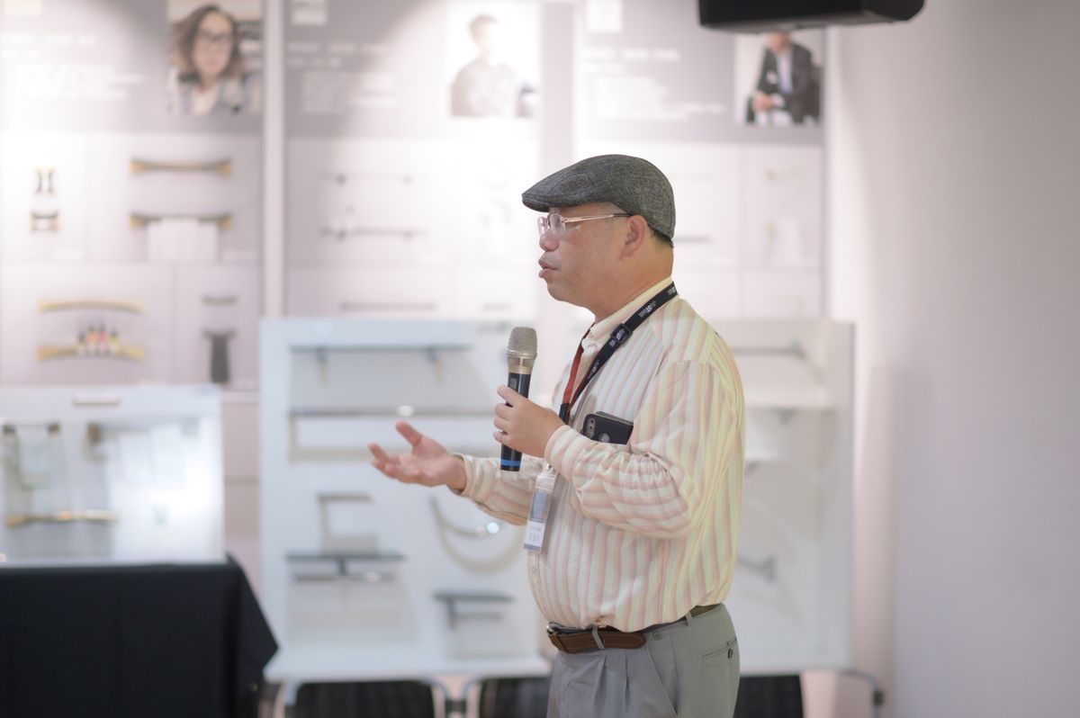 chủ tịch Justime phát biểu trong triển lãm thiết kế